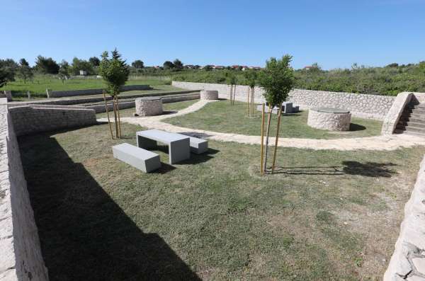 KULTURNA I TURISTIČKA VALORIZACIJA OTOČNOG PROSTORA Projekt uređenja povijesnog lokaliteta virskih bunara na samom je kraju, čeka se još rasvjeta i spomenik virskim ženama