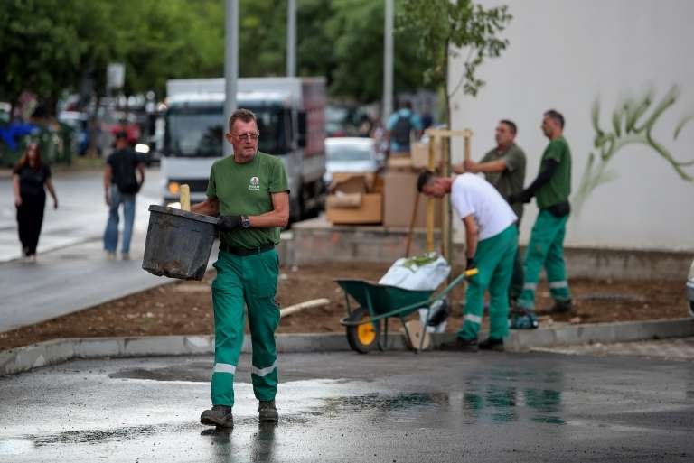Sade se fafarikule i murve na parkiralištu na Relji