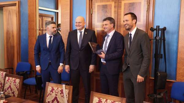 Zadar ulazi u eru električnog javnog prijevoza: Liburniji uručen ugovor za punionice električnih autobusa