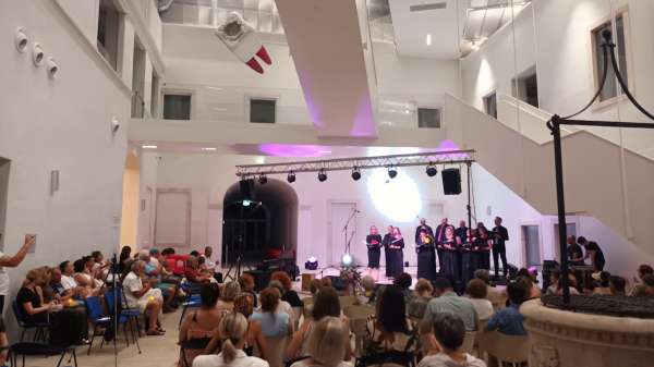 LIGA PROTIV RAKA U atriju Providurove palače održan humanitarni koncert mješovitog zbora „Lanterna“