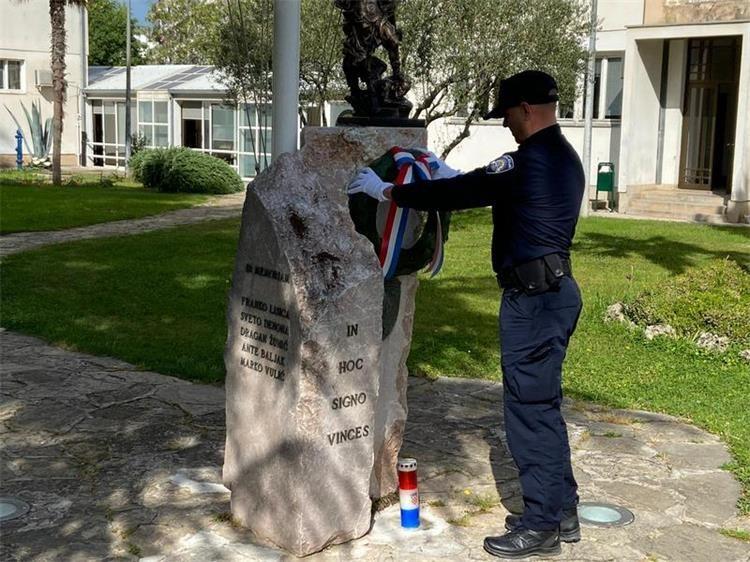 Policijski službenici prisjećaju se poginulog kolege Franka Lisice