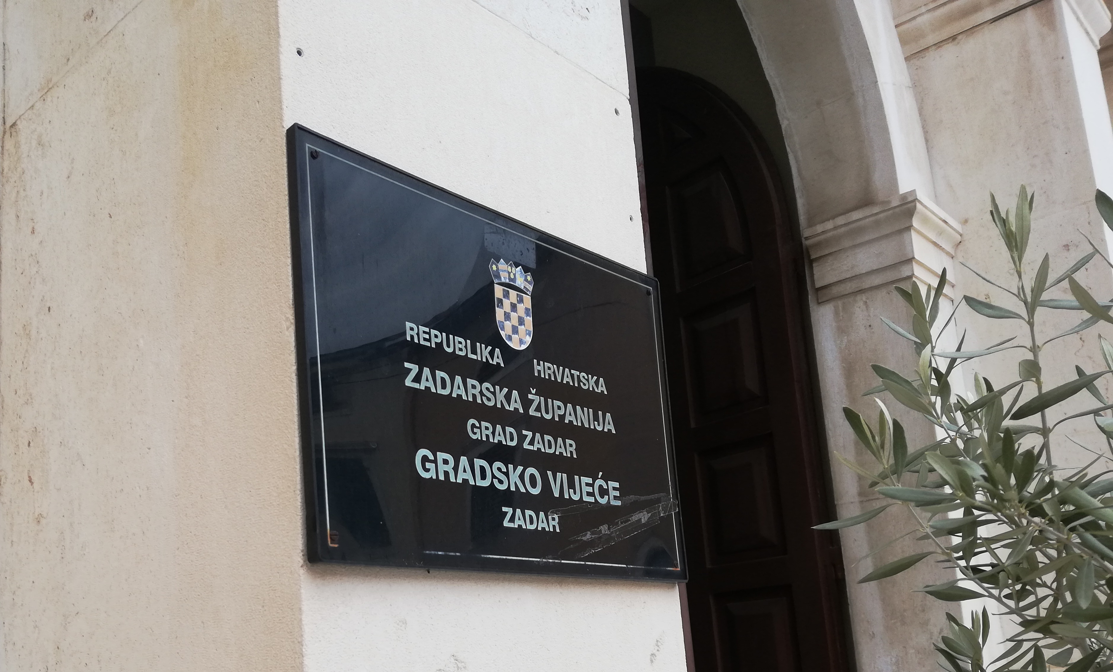 Sjednica Gradskog vijeća prekinuta zbog prosvjeda Marjane Botić: "Sramotno je prihvatiti ovakav dnevni red"