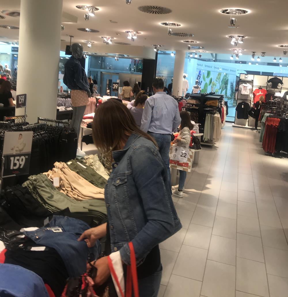 TRGOVAČKI CENTRI I KAFIĆI OTVORILI VRATA: Zadrani pohrlili u šoping i na kavu