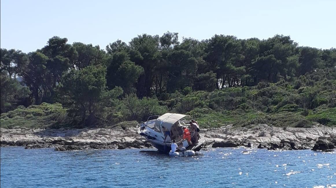 U NASUKANJU NA VELIKI DUŽAC TEŠKO OZLIJEĐEN VODITELJ BRODICE