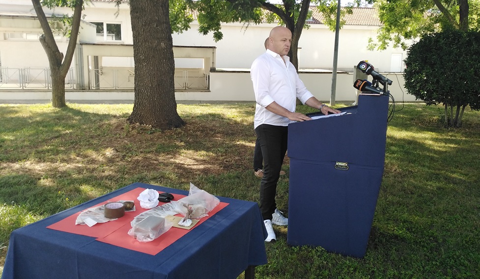 UHIĆEN DILERSKI DVOJAC NA BRODARICI: Pronađeno više od kilogram heroina, u akciji uhićenja ozlijeđen policajac