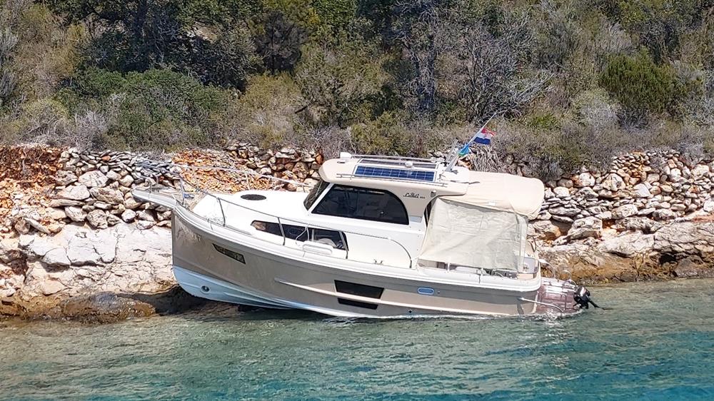 POMORSKA NESREĆA KOD OTOKA ZVERINCA Nasukala se brodica, srećom bez ozlijeđenih