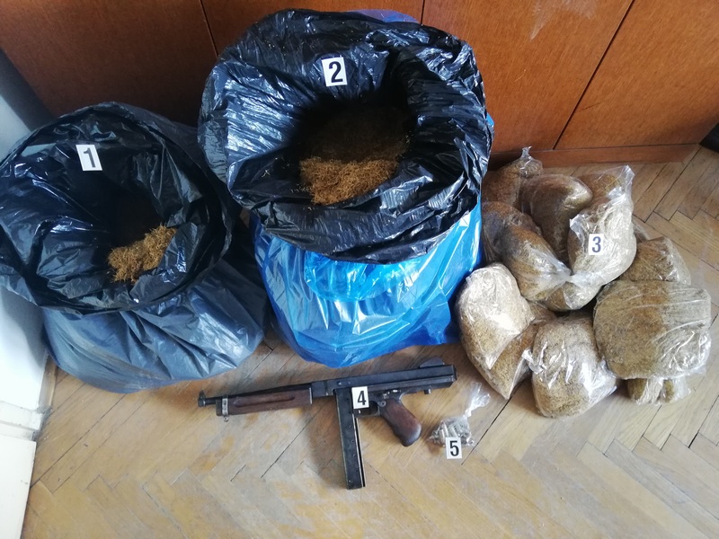 Kod 54-godišnjaka pronađeno oružje, streljivo i gotovo 40 kilograma duhana
