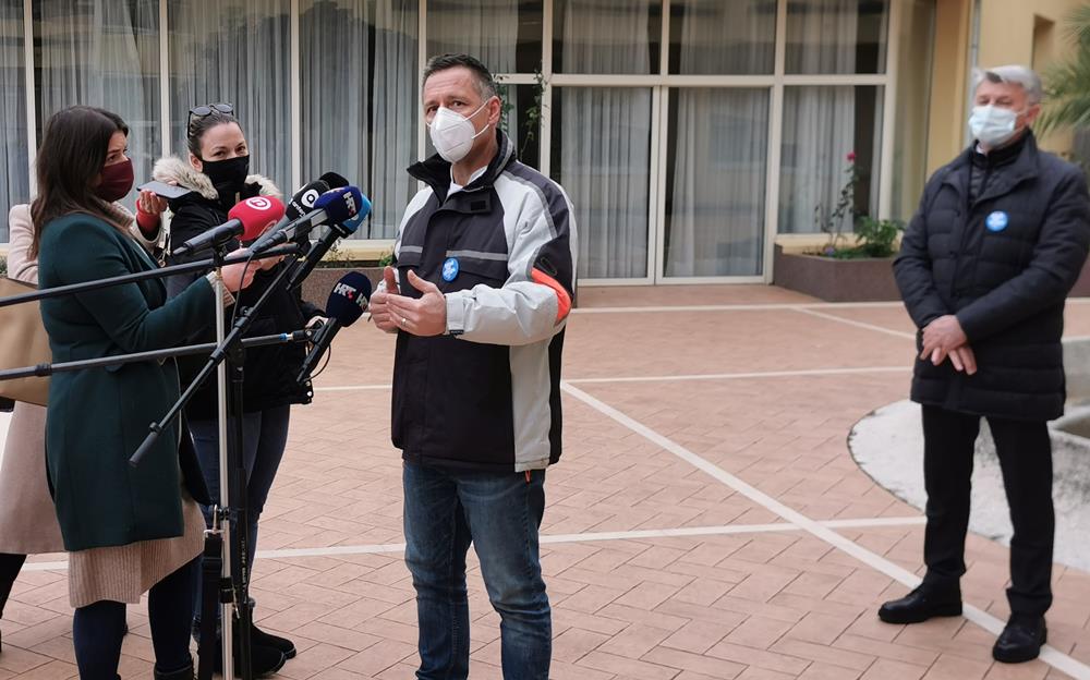STIGLO CJEPIVO U Zadarskoj županiji prvi cijepljen štićenik Doma sv. Frane. Medić: Cjepivo je jedina efikasna borba protiv ove globalne pandemije!