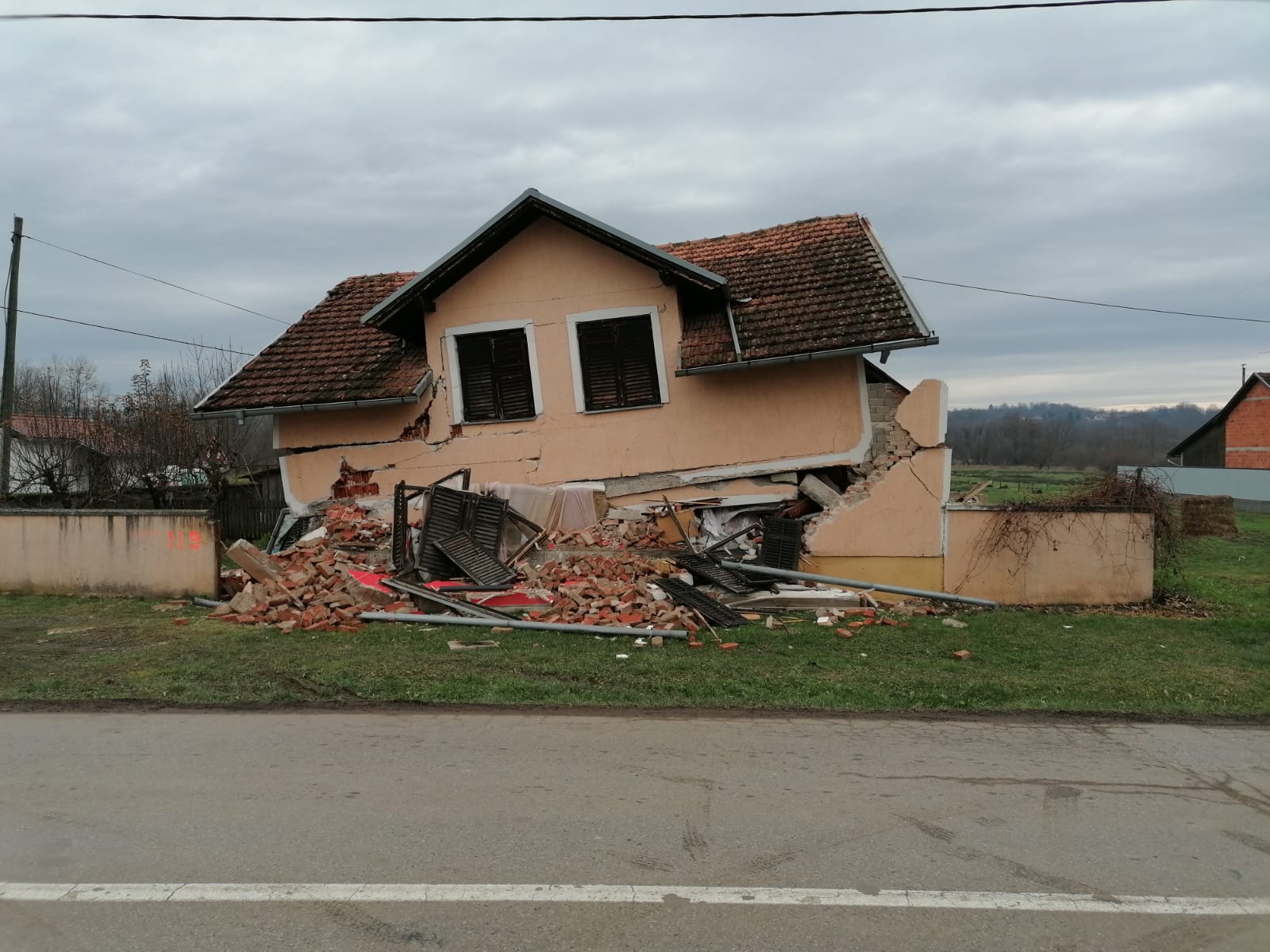 Građevinari na terenu na potresom pogođenom području: 'Situacija je teška, nedostaje građevinskog materijala