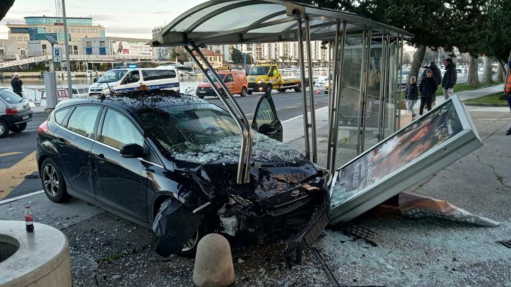 PROMETNA NESREĆA Kod zgrade "Pegla" osobni se automobil zaletio u autobusnu stanicu