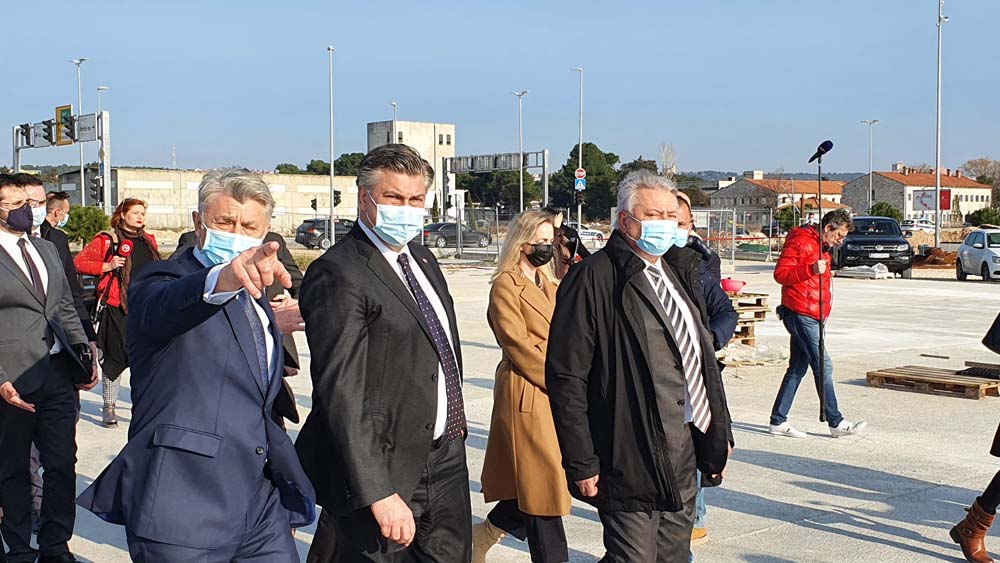 Premijer Plenković u Zadru o brojnim aktualnim temama, potpisano 13 ugovora za razvoj otočne infrastrukture