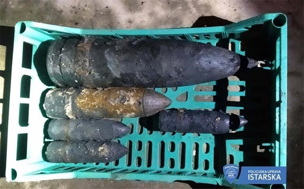 "MANJE ORUŽJA-MANJE TRAGEDIJA" Prilikom građenja suhozida pronašao pušku, ručne bombe i streljivo