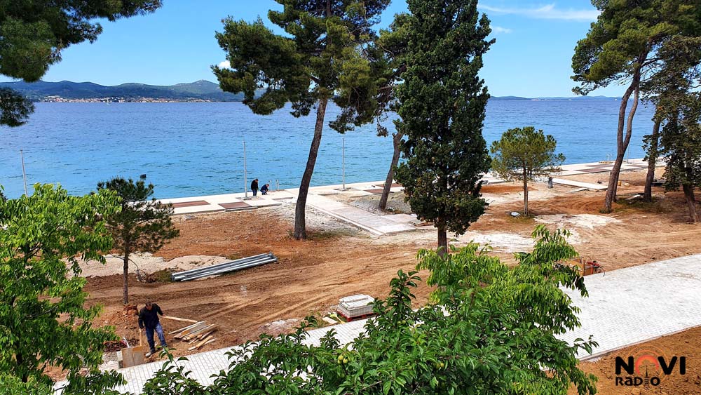 FOTO: UREĐENJE PLAŽE KOLOVARE I SUNČALIŠTA U DIKLU PRIVODE SE KRAJU