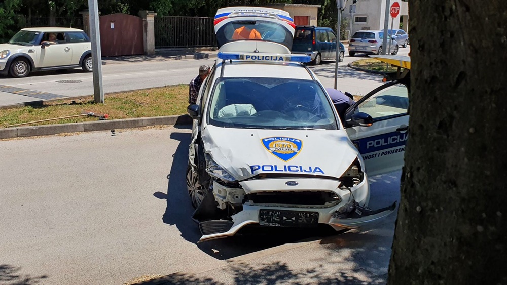 PROMETNA U ULICI BENKA BENKOVIĆA Sudjelovalo i policijsko vozilo
