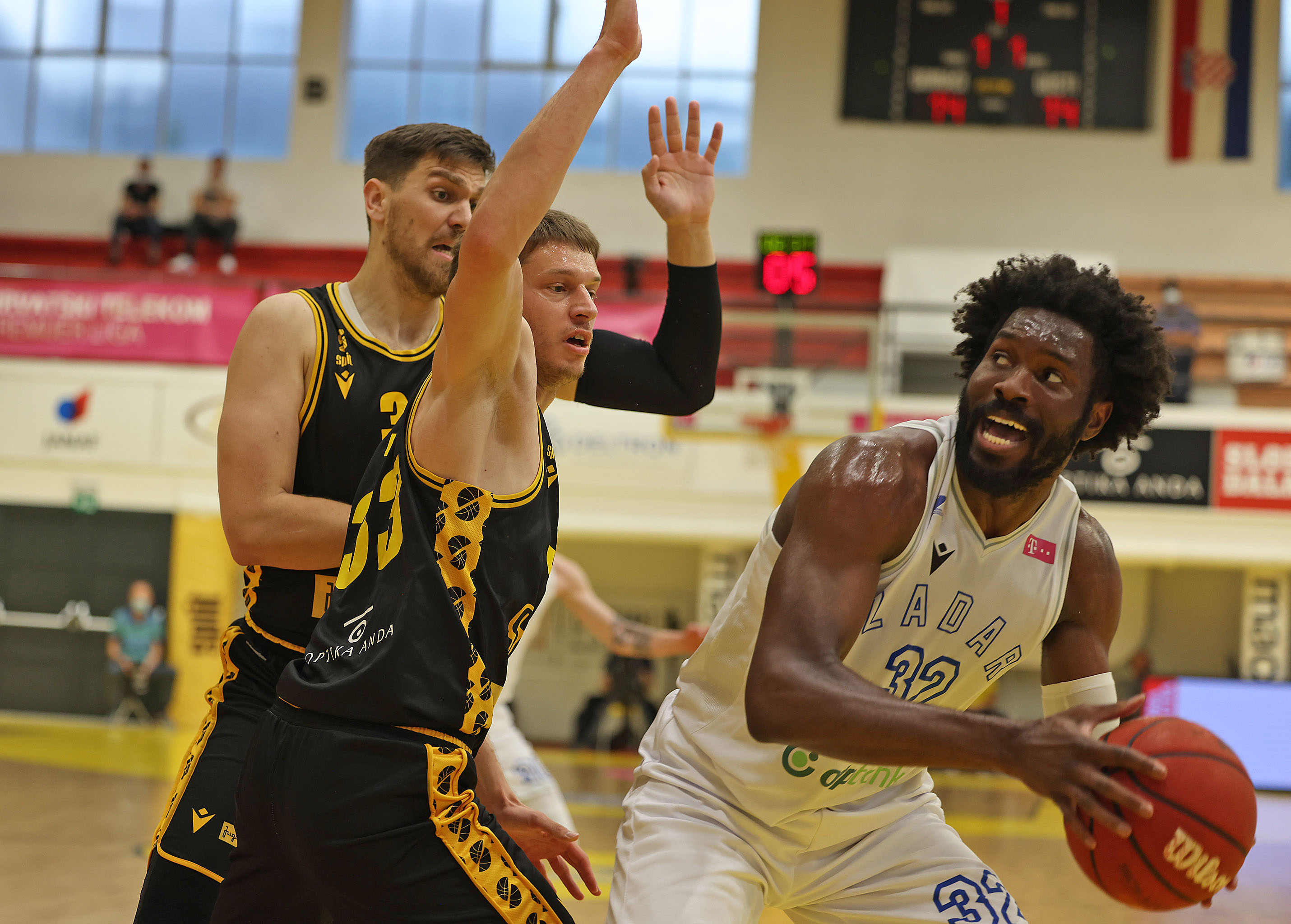 MAJSTORICA ODLUČUJE O PRVAKU Zadar razbijen u Splitu! Serija izjednačena na 2:2