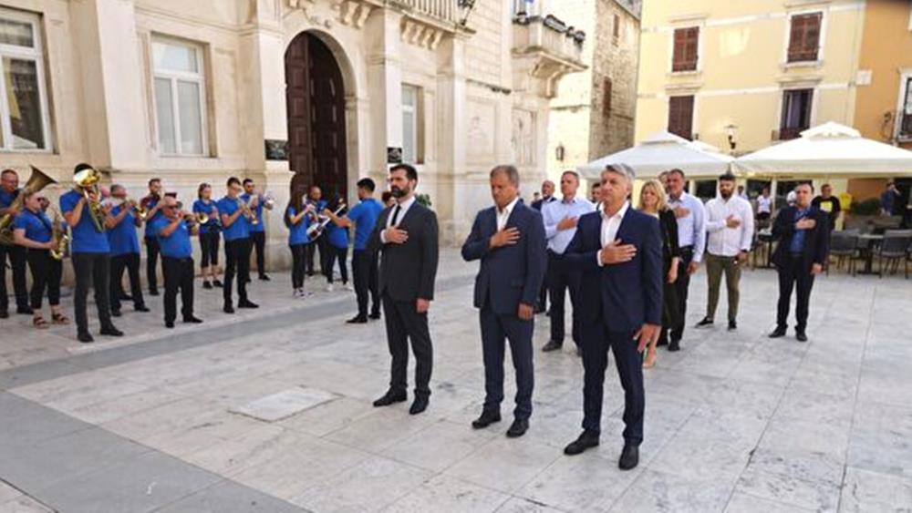 DAN ANTIFAŠISTIČKE BORBE  Dukić i Longin položili lovorov vijenac na Spomen obilježje na Narodnom trgu