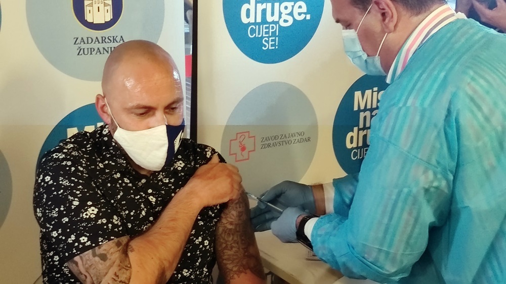 MLAK ODAZIV Ministar Beroš na Višnjiku došao cijepiti navijače