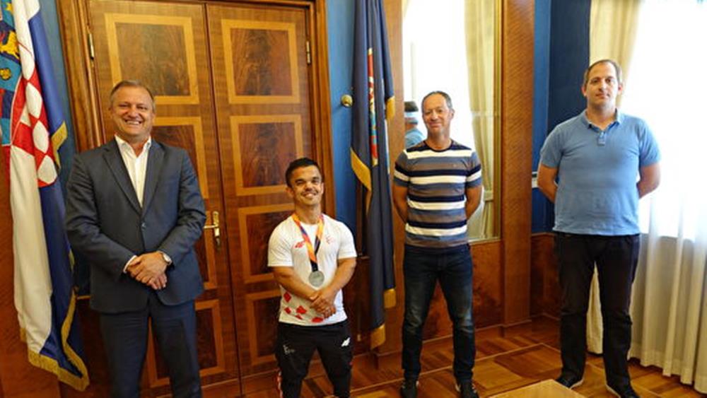 PRIMANJE KOD GRADONAČELNIKA Gašparu na uspjehu čestitali Dukić i pročelnica za kulturu i šport Dina Bušić