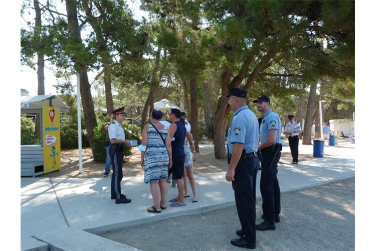 POLICIJA UPOZORAVA Čuvajte svoju imovinu na plažama, u kampovima, trgovinskim centrima...