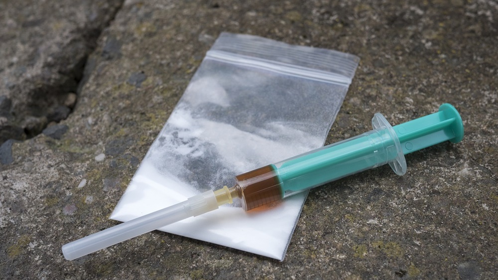 Tri muškarca (46, 44, 35) i jedna žena (46) omogućili preminuloj djevojci (22) u Murvici Donjoj konzumaciju droga!
