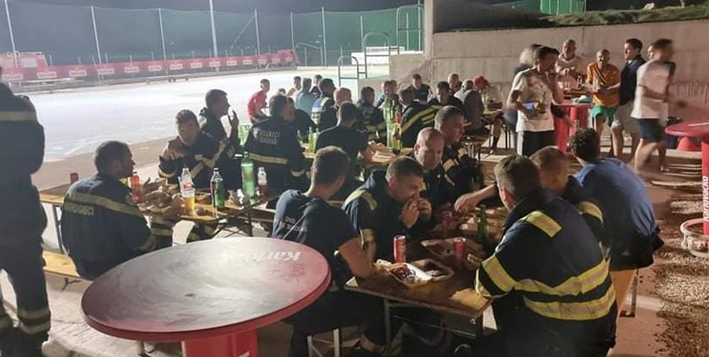 MJEŠTANI RAŠTANA GORNJIH Iscrpljene vatrogasce počastili večerom!