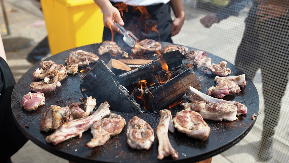 Prvi dan Festivala mesa Meat Me 2.0; prodano preko 300 porcija jela od janjetine