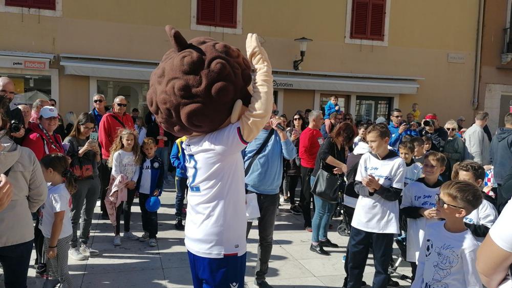 VESELJE NA NARODNOM TRGU Igrači Zadra i Hajduka u druženju s djecom! Fešta od nogometa na Stanovima počinje u 17 sati