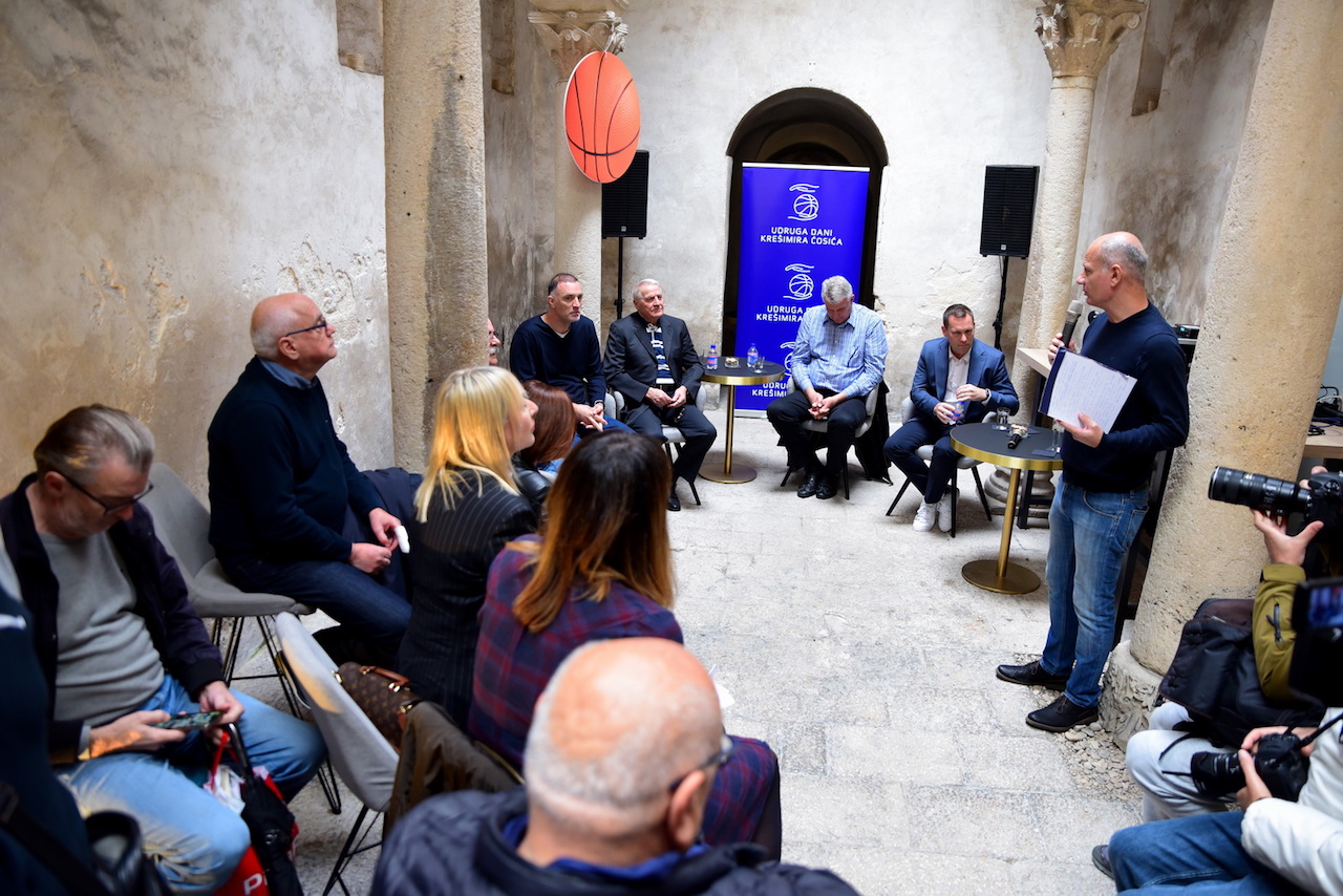 [FOTO] PANEL „KOŠARKA JUČER, DANAS, SUTRA“ UDRUGE DANI KREŠIMIRA ĆOSIĆA OTVORIO BROJNA PITANJA Ana Ćosić, Tomislav Družak, Veljko Mršić, Pino Gjergja prisjetili se Kreše