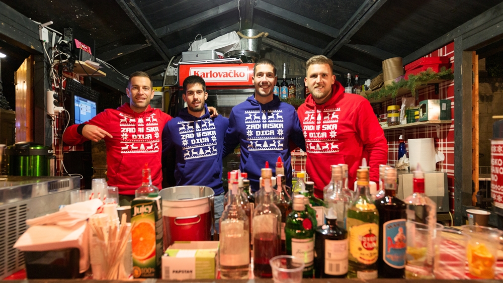 HUMANOST NA ADVENTU „Zadarska dica“ svojom adventskom kućicom pomaže u prikupljanju sredstava za mladu Petru Adžić
