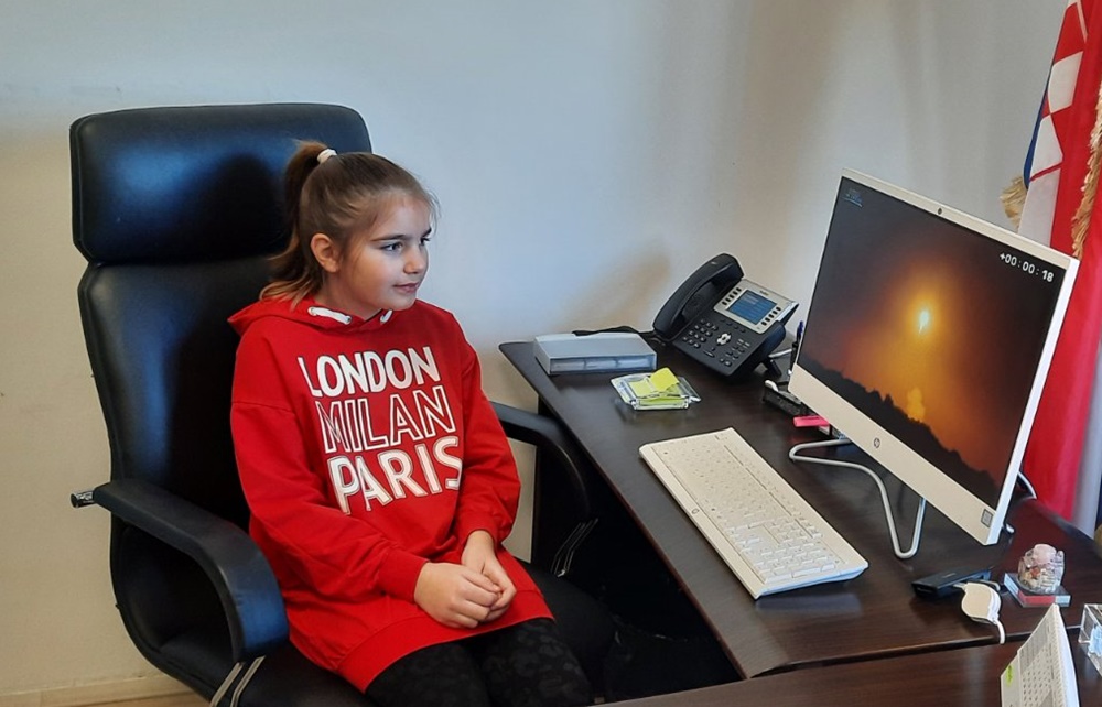 SATELIT „NIKOLINA“ Pobjednica likovnog natječaja EK Nikolina Rudić iz Ražanca nakon lansiranja satelita poručila: „Tek sad vidim koliko je ovo velika stvar. Jako sam ponosna“