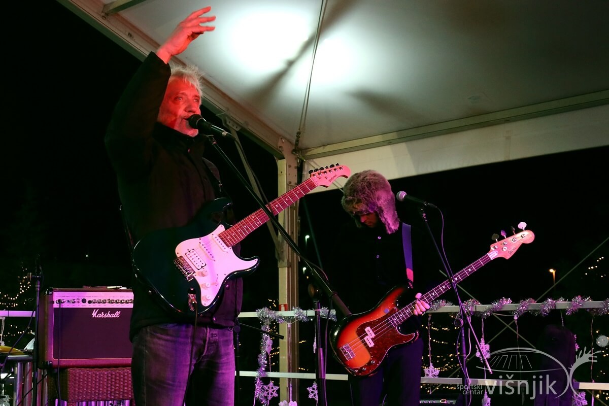 [FOTO] "ZIMSKI PARK" NA VIŠNJIKU Koncert Darka Rundeka unatoč hladnom vremenu privukao brojne Zadrane