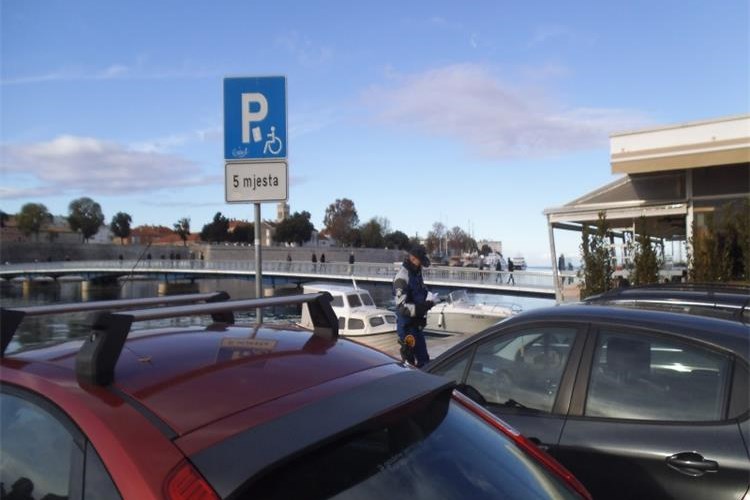 PU ZADARSKA I UDRUGA TJELESNIH INVALIDA ZŽ Provedena akcija nadzora parkirališta za osobe s invaliditetom i kontrole znaka pristupačnosti