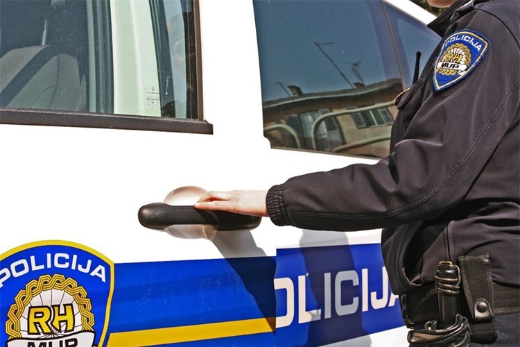 DIVLJAO PO HOTELU U BIOGRADU 30-godišnji Čeh divljao i fizički napao djelatnika hotela i dvoje maloljetnika