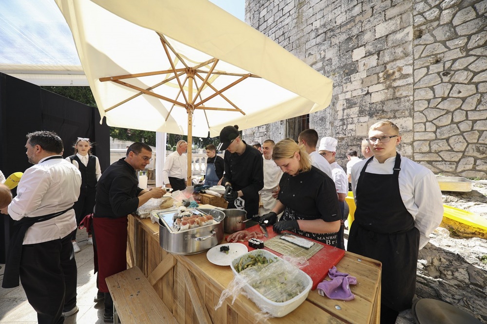 6. TUNA, SUSHI & WINE FESTIVAL: U petak Kaljani kuhaju svoje slavne brudete, a pjeva Đani Stipaničev