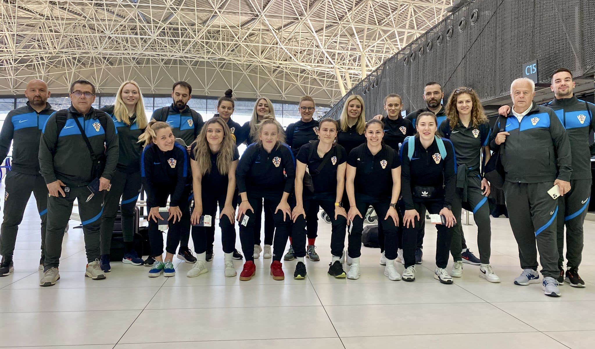 Luka Marinović s ženskom futsal reprezentacijom Hrvatske u Saudijskoj Arabiji