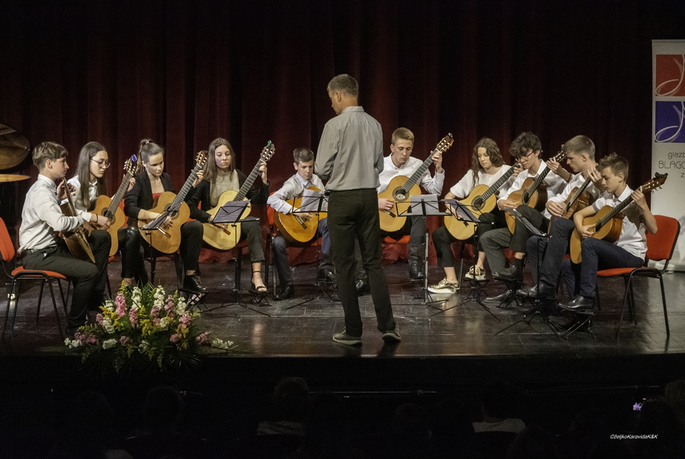 KONCERT GITARISTIČKOG ODJELA ŠKOLE BLAGOJE BERSA Nasupit će 25 učenika