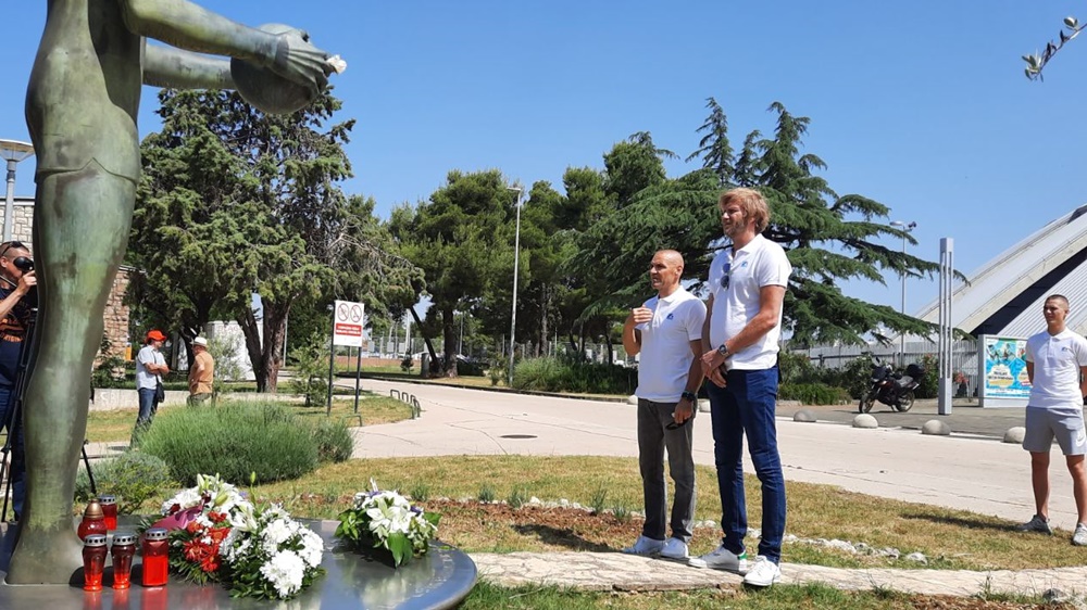 SJEĆANJE NA KREŠIMIRA ĆOSIĆA Položeni vijenci povodom 27. obljetnice smrti košarkaškog velikana