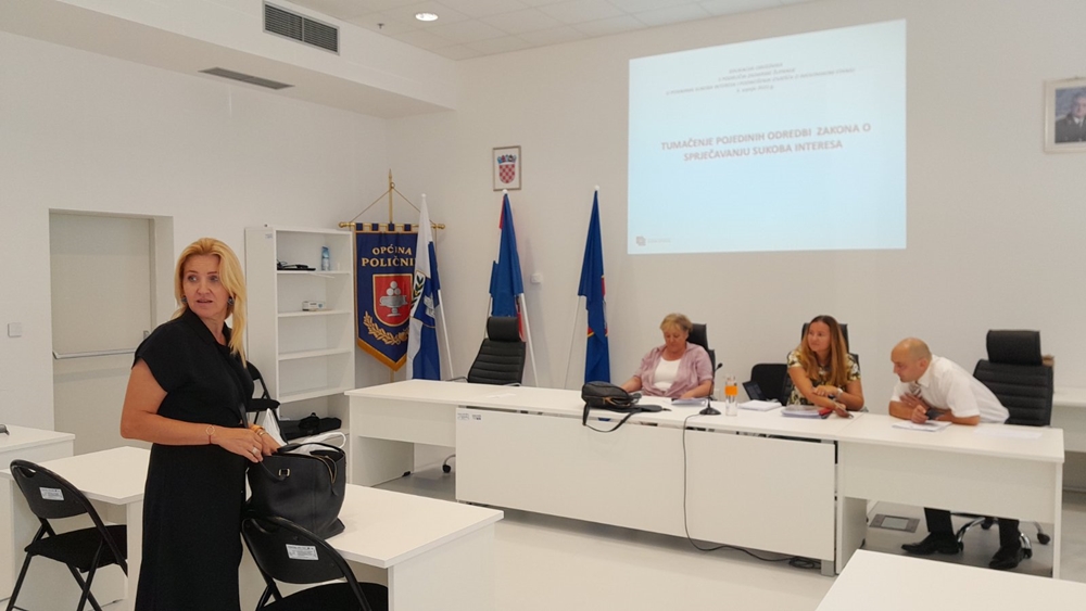 EDUKACIJA ZA LOKALNE DUŽNOSNIKE Novaković: "Imovinske kartice smo apsolvirali, a sada je težište na naknadama"