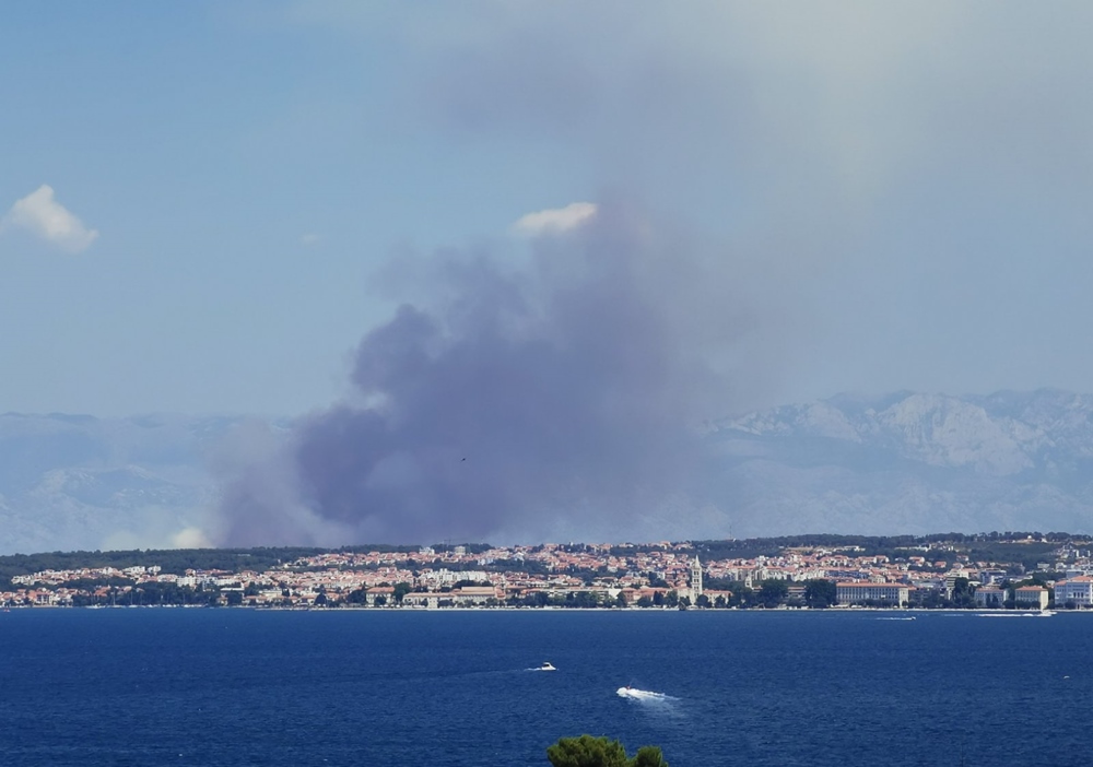 POŽAR U ŽERAVI Kuće nisu ugrožene, u pomoć stigla 3 kanadera i 3 Air Tractora