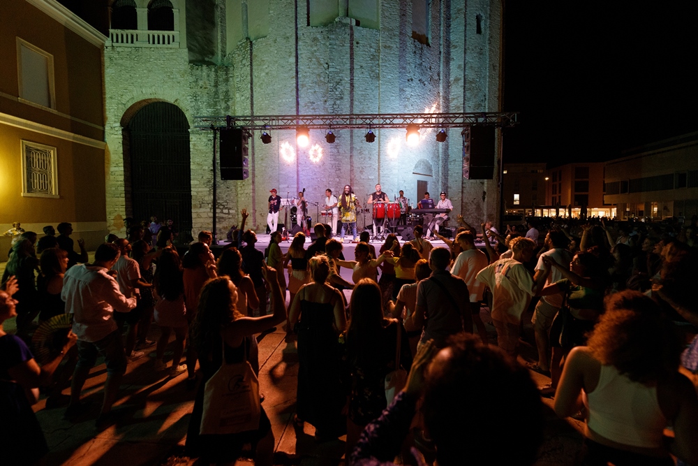 Koncert Cubisma na Forumu: Luque sišao među publiku, posjetitelji plesali i svirali na pozornici