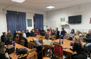 POMOĆNICI U NASTAVI ODRŽALI SASTANAK Hoće li dobiti povišicu? “Za direktore gradskih firmi povišice su u okviru zakona. Pa se pitamo kako je to moguće?”