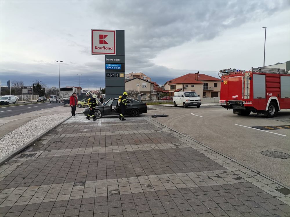 Vozaču se auto zapalilo u vožnji, skrenuo na obližnji parking, a vatrogasci brzom intervencijom spriječili veću štetu