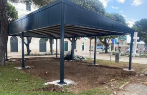 SDP ZADARSKE ŽUPANIJE O ILEGALNOJ GRADNJI UGOSTITELJSKOG OBJEKTA Nakon što je objekt uklonjen sa pomorskog, prebačen je na kulturno dobro! Pitamo javno načelnik Pelicarića vidi li on razvoj općine isključivo kroz devastaciju javnog prostora