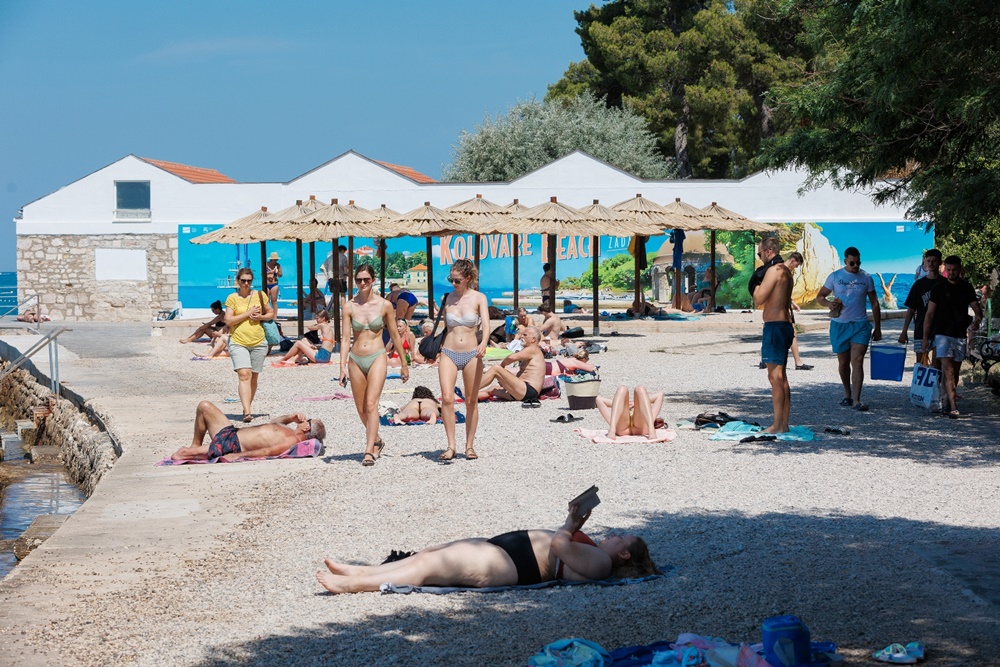 [FOTO] Na plažama u Zadru i Petrčanima postavljeni novi suncobrani