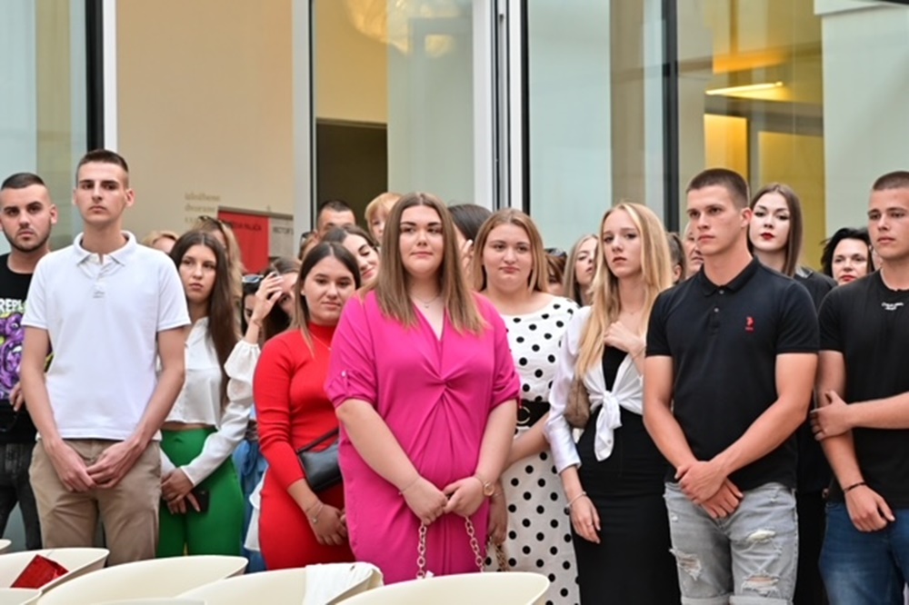 U atriju Kneževe palače u Zadru maturantima Ekonomsko–birotehničke i trgovačke škole Zadar svečano podijeljene svjedodžbe