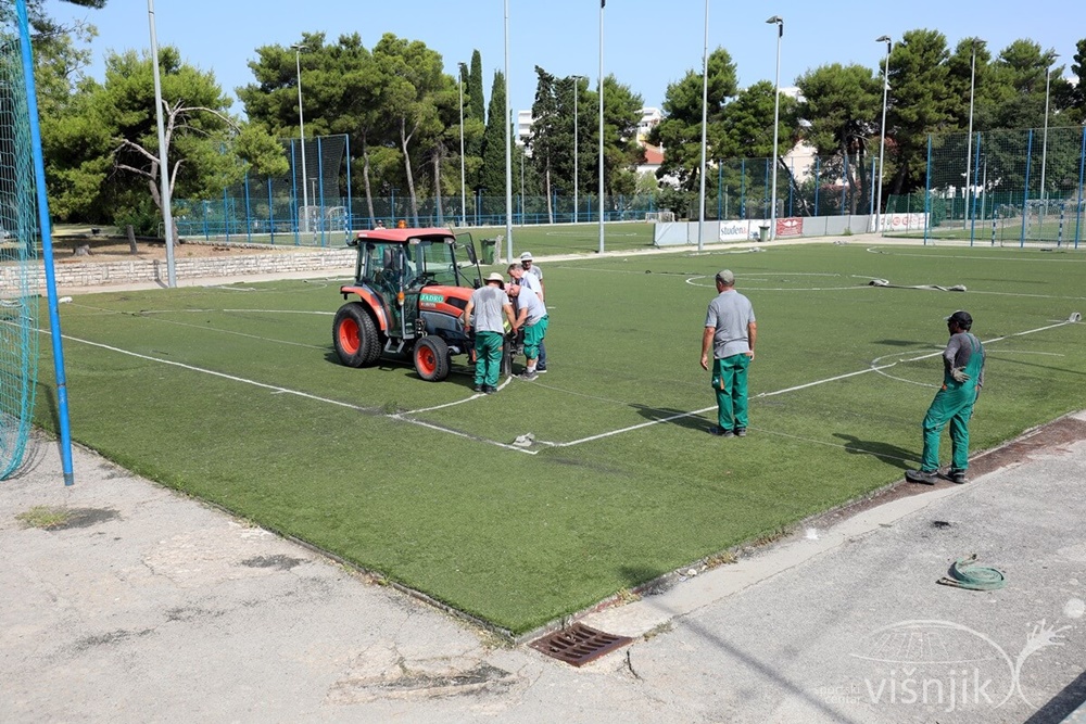 ŠC VIŠNJIK Malonogometni teren na Višnjiku dobiva novi travnjak