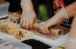 Počeo Tuna, Sushi & Wine Festival: Maguro i Jadran tuna, Križanović i Cromaris, Antiquus i Burgers & More prvog jutra složili desetke različitih ukusnih ribljih rola, burgera, ražnjića…