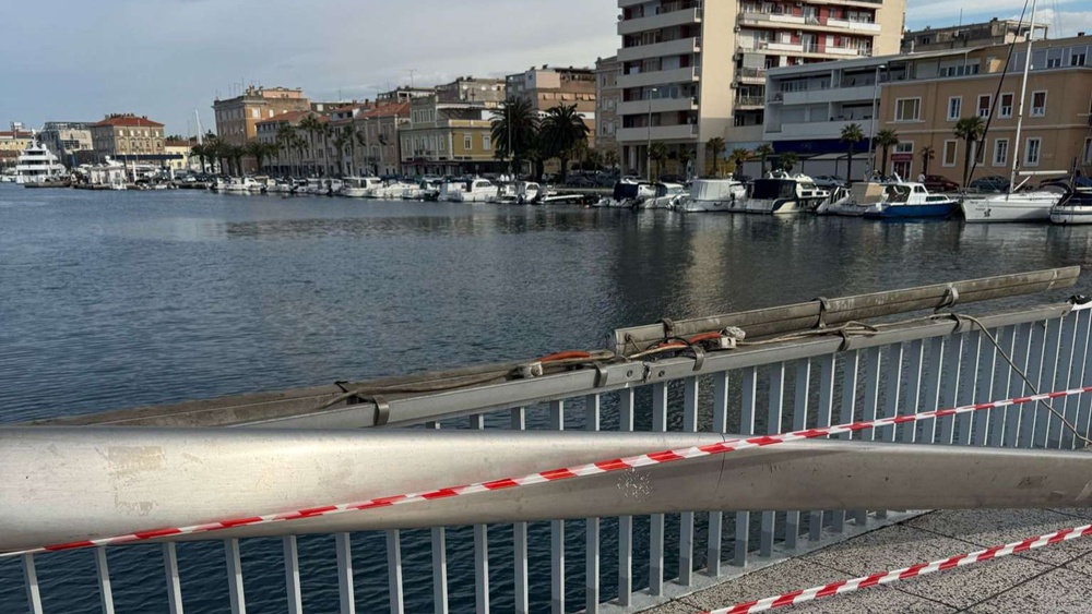 OŠTEĆEN RUKOHVAT Izletnički brod jutros udario u most