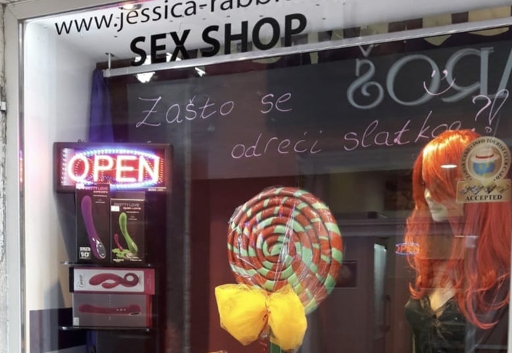 VLASNICA SEKS SHOPA JESSICA RABBIT  Svakodnevni vandalizam skupine tinejdžera postao je nepodnošljiv! Uništavaju mi trgovinu, a bojim se da će u tom nasilju doći i do tragedije  