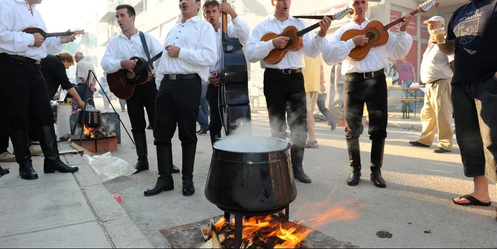 RAVNOKOTARSKA FIŠIJADA 2025. Slavonski paprikaš na dalmatinski način – spoj tradicija u srcu Benkovca